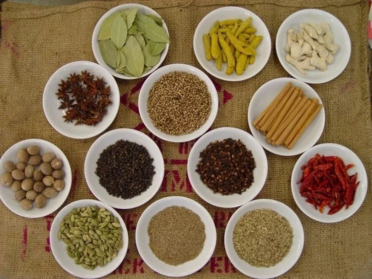 多種多様なスパイスやハーブ