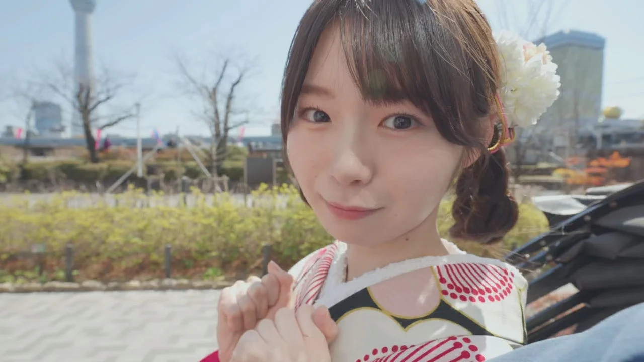 晴れた日に屋外で和服を着た若い女性