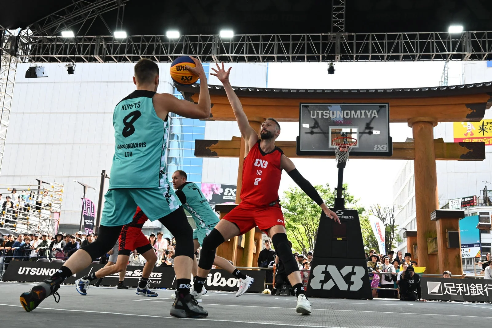 宇都宮で開催されている3x3バスケットボールの試合風景