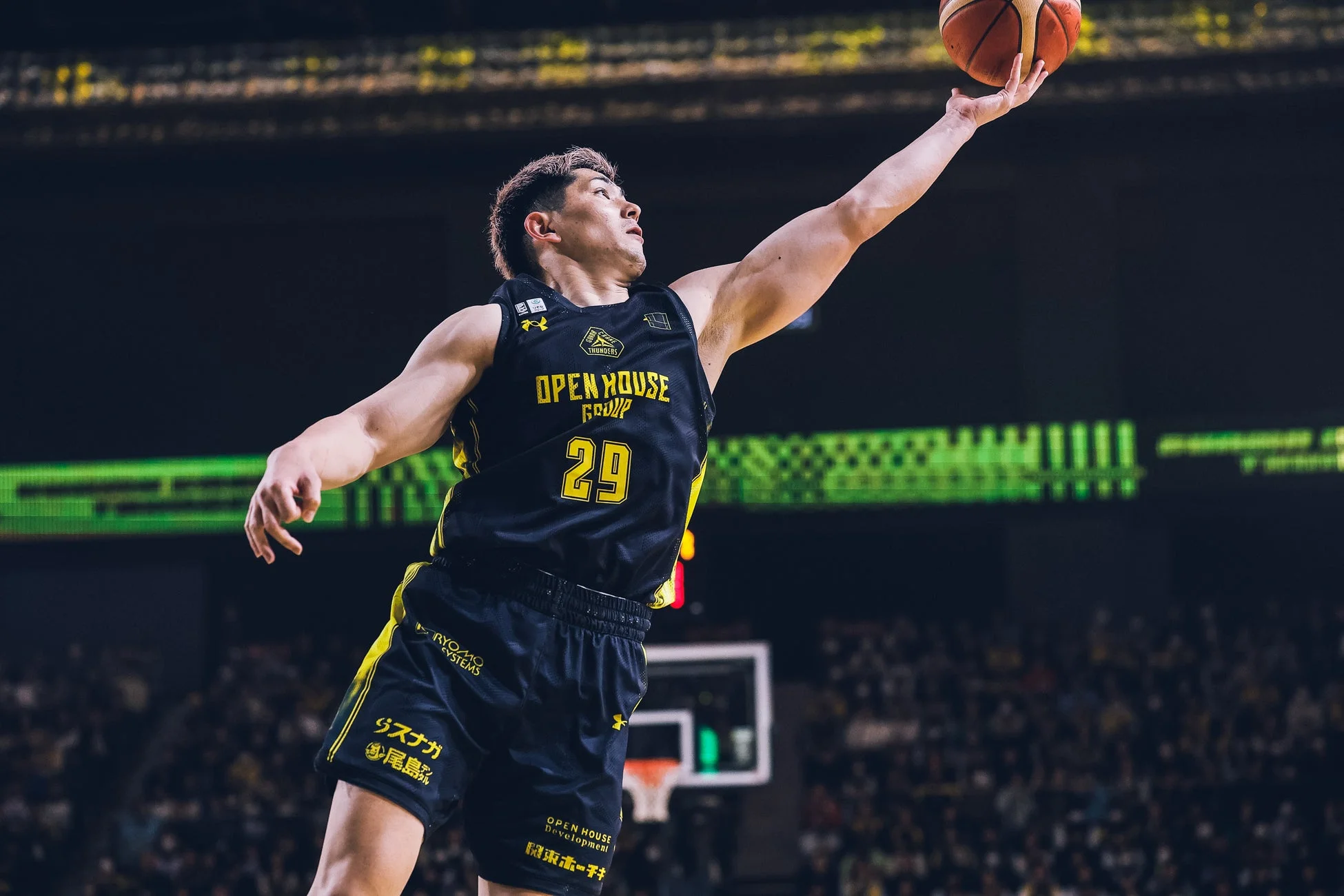 試合中に高くジャンプしてボールを保持する群馬クレインサンダーズの選手