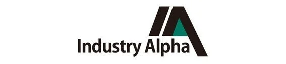 「Industry Alpha」というテキストと、黒と緑でデザインされた抽象的なロゴ