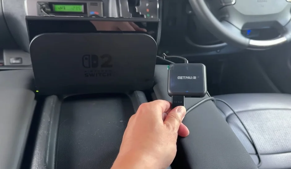Nintendo SwitchとGetPairデバイスを車内で接続する様子