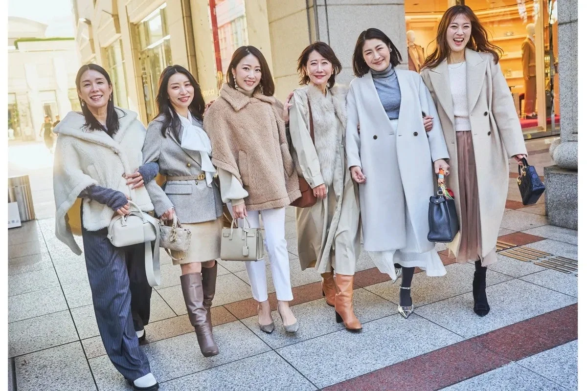 街中で笑顔で歩く6人の女性たちのスナップ写真