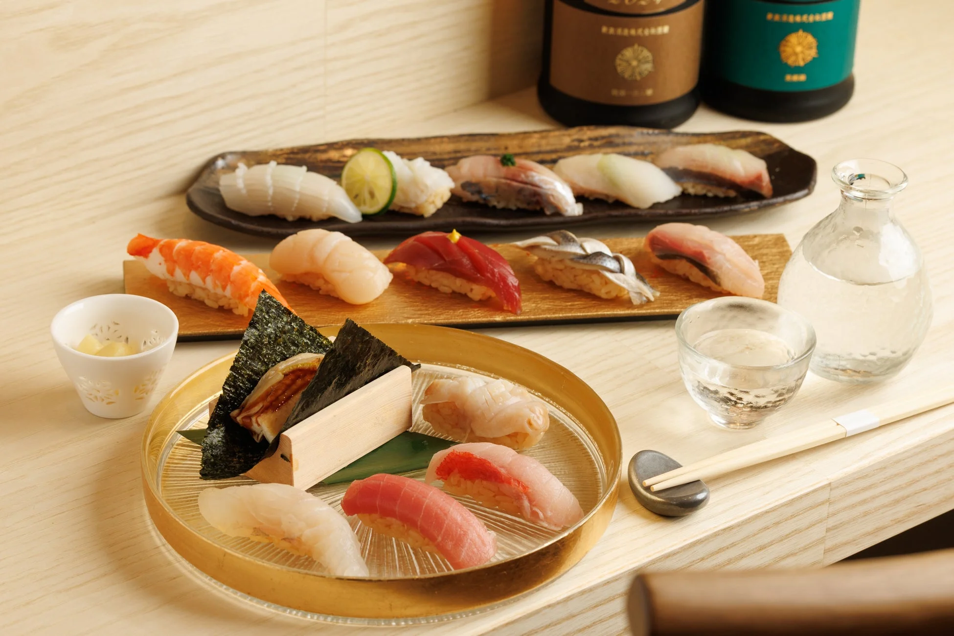 美しい握り寿司と手巻き寿司の盛り合わせ