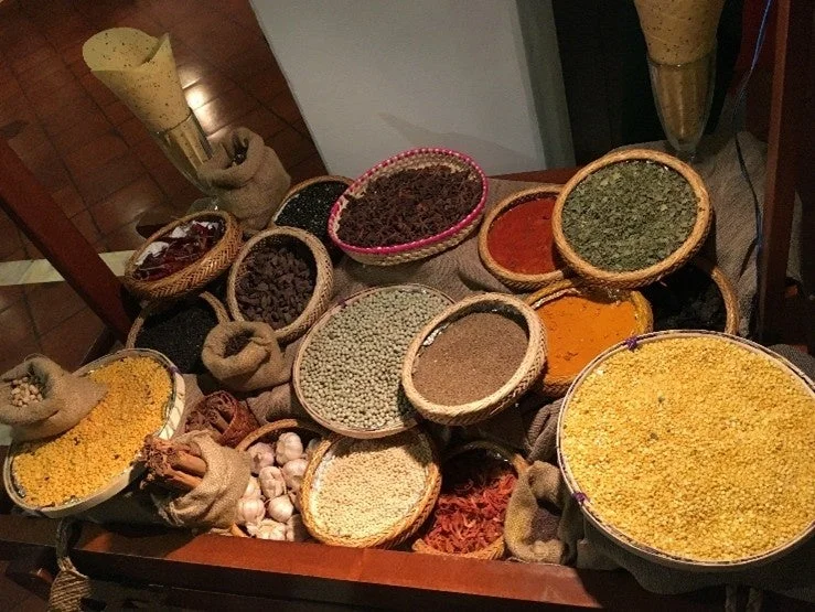 竹籠や麻袋に入った様々なスパイス