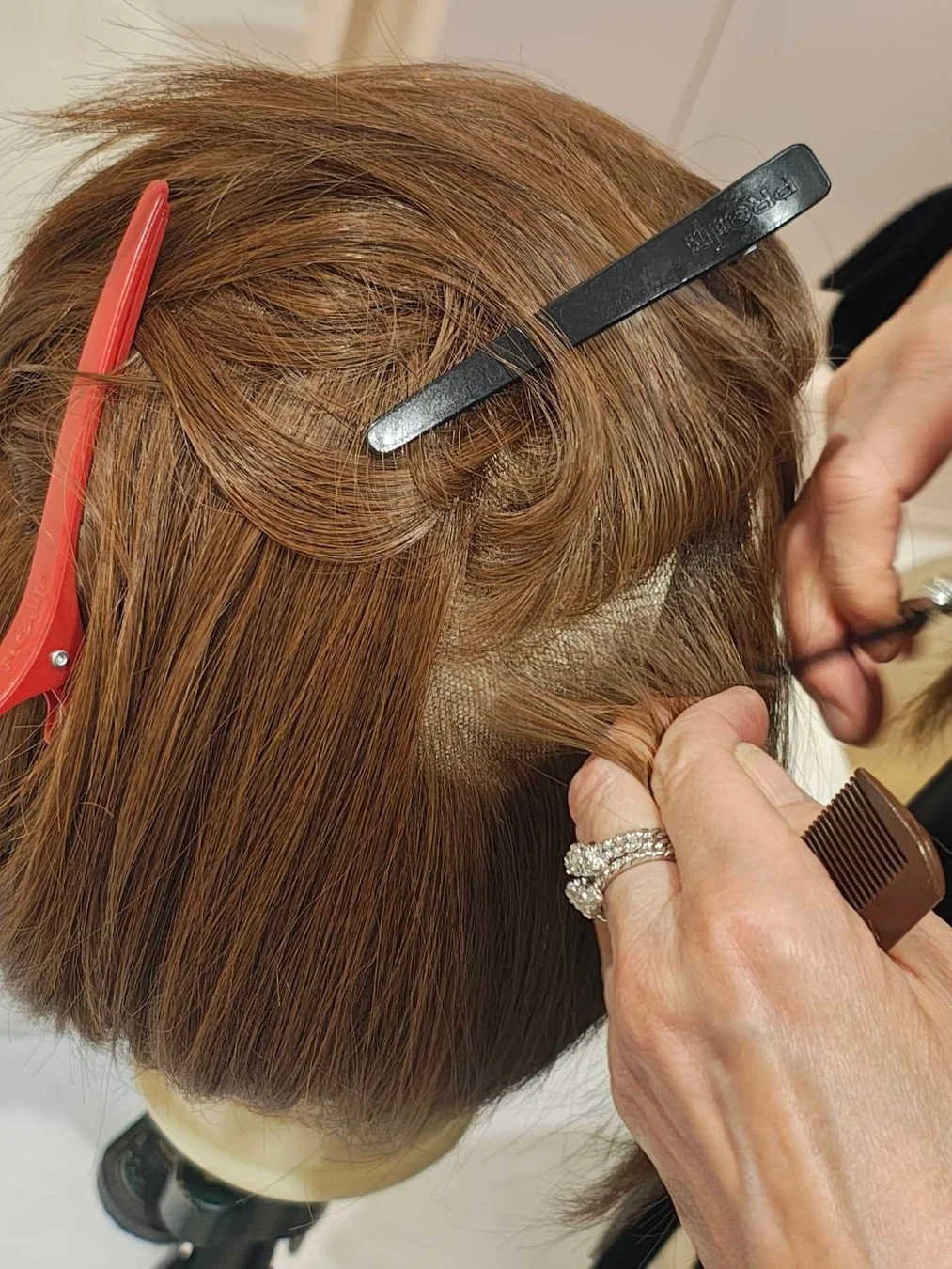 ウィッグのスタイリングを行う様子