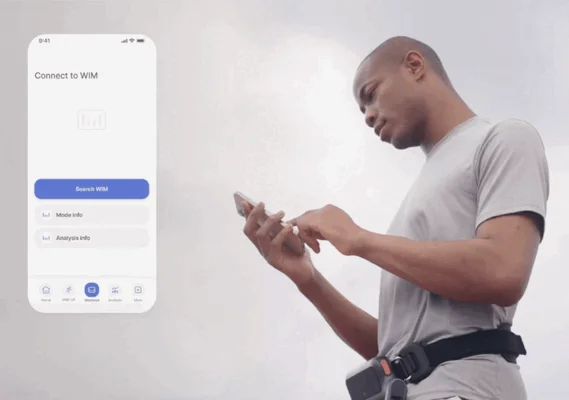 男性がスマートフォンを操作し、アプリ画面には「Connect to WIM」と表示
