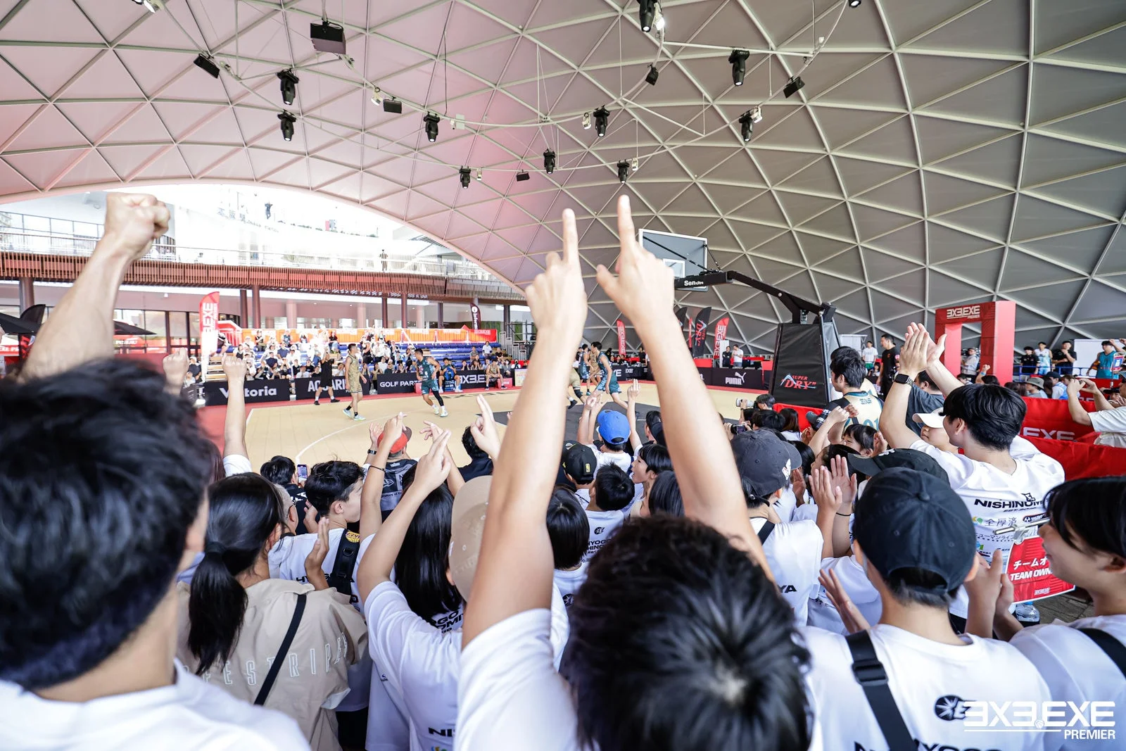 ドーム型施設内で開催されている3x3バスケットボールの試合風景