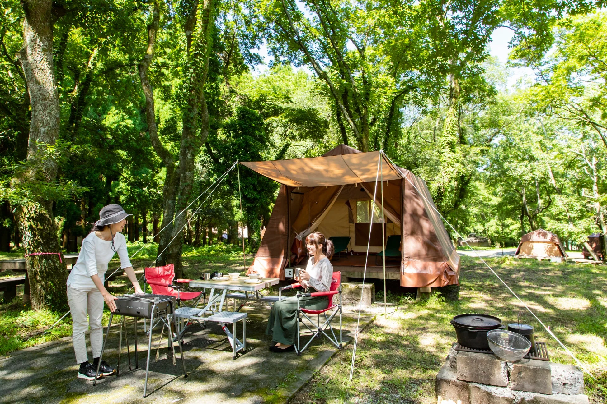 キャンプを楽しむ女性たち