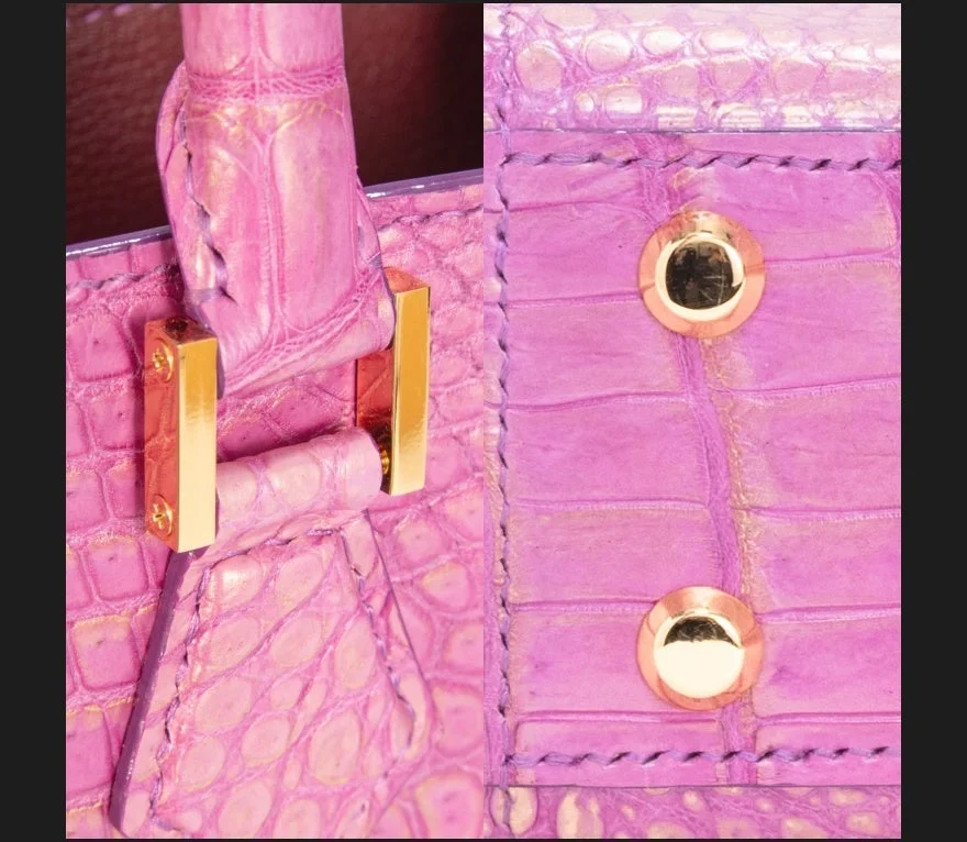 ピンクがかった紫色のクロコダイル調バッグの金具