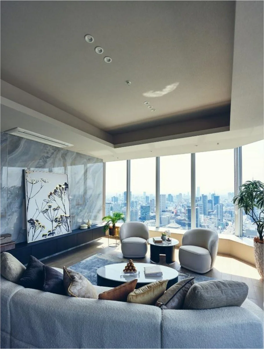 都会のパノラマビューが広がる、モダンでラグジュアリーなリビングルーム