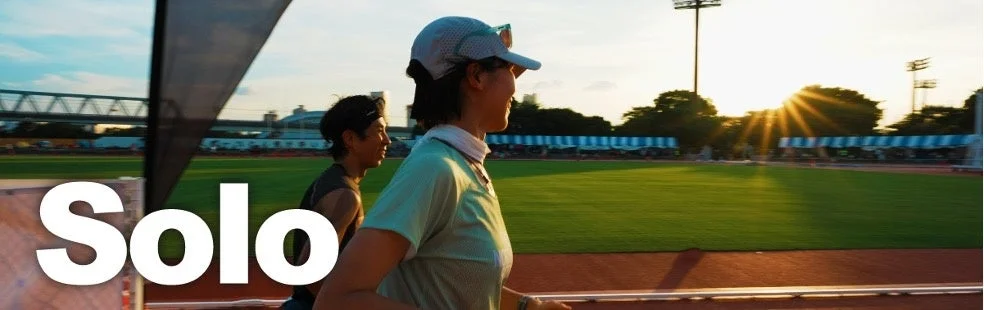 陸上競技場で走るランナー