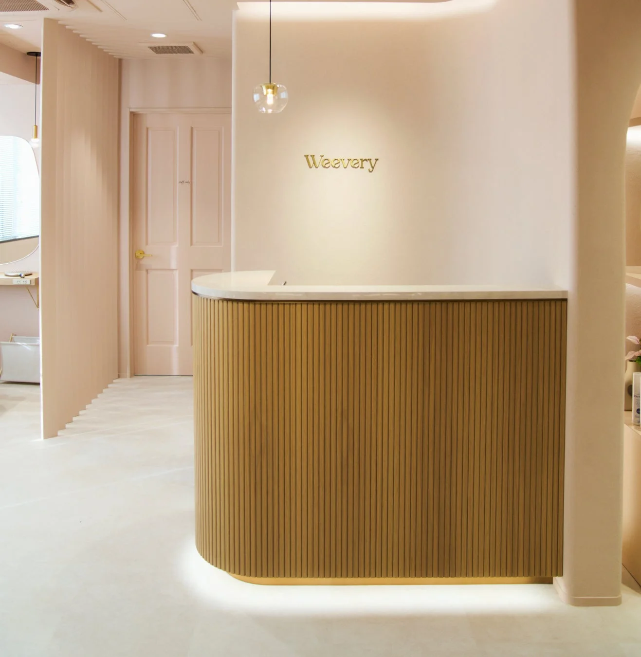 モダンな受付エリア