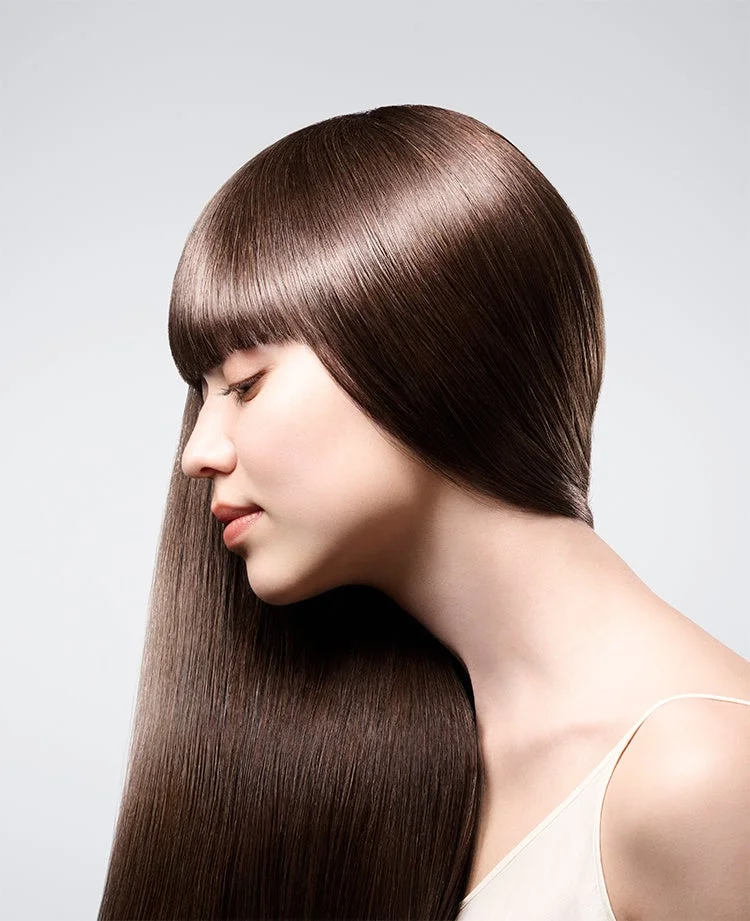 艶やかなロングヘアの女性