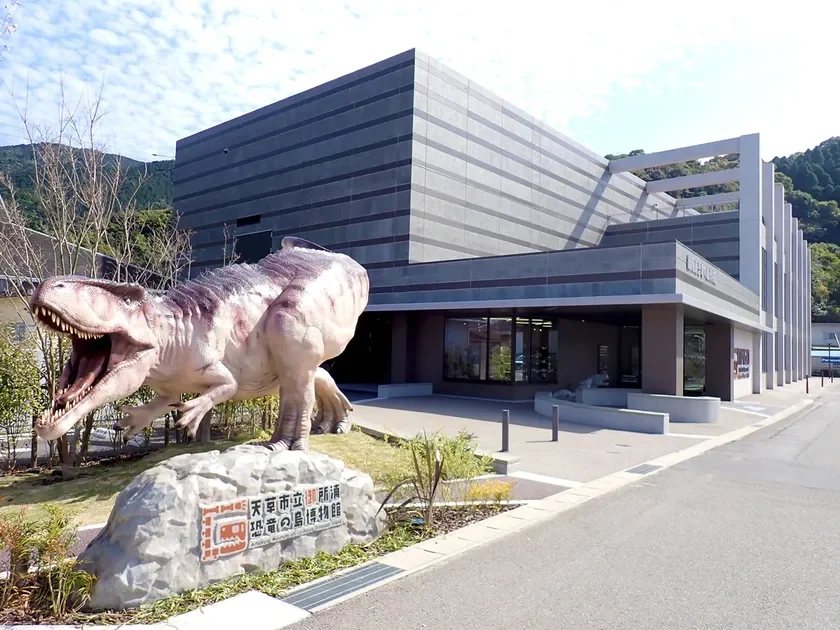 天草市立御所浦恐竜博物館の入り口と恐竜の像