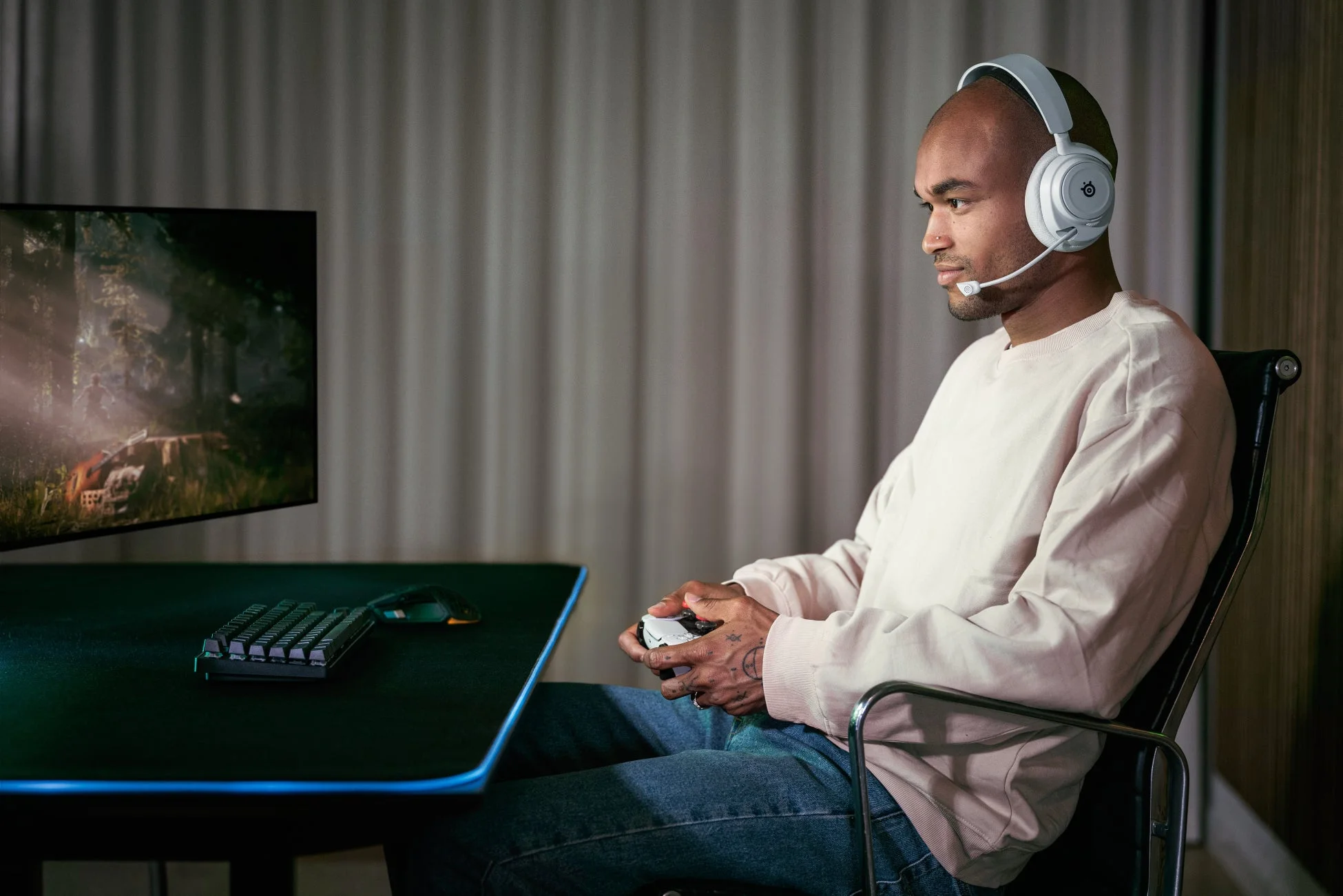 ヘッドセットを装着したゲーマー