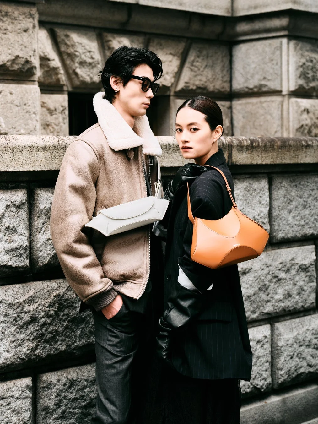 スタイリッシュな男女が並び立つ様子