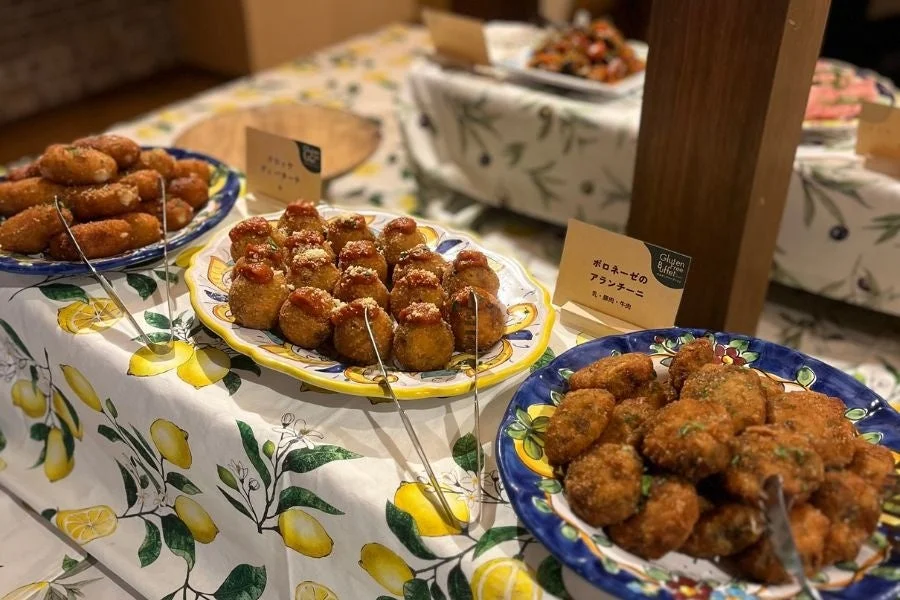 レモン柄のテーブルクロスが敷かれたビュッフェ台