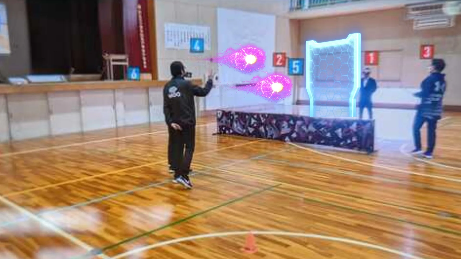 体育館でHADOをプレイしている様子