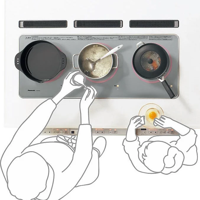 IHクッキングヒーターを使用し、2人が同時に料理をしている様子