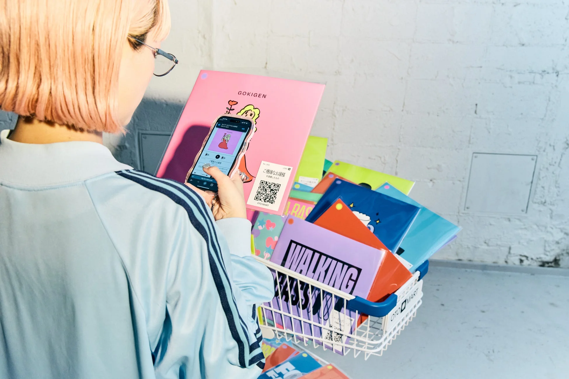 スマートフォンでQRコードをスキャンする女性