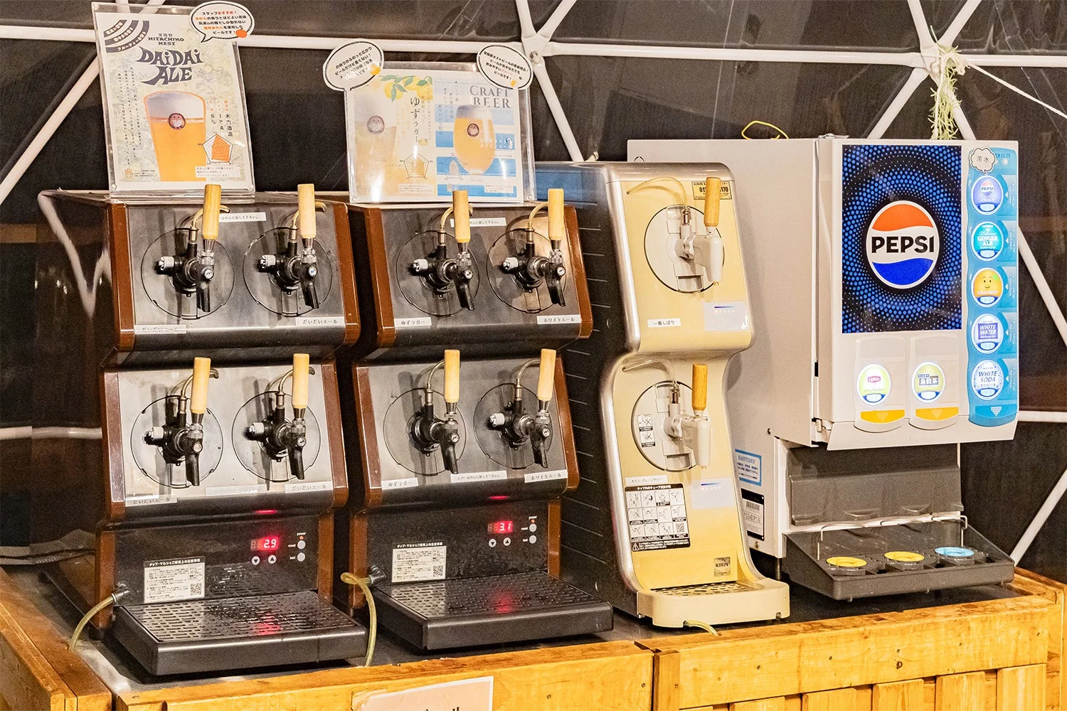 豊富な種類のドリンクが並ぶフリーバー