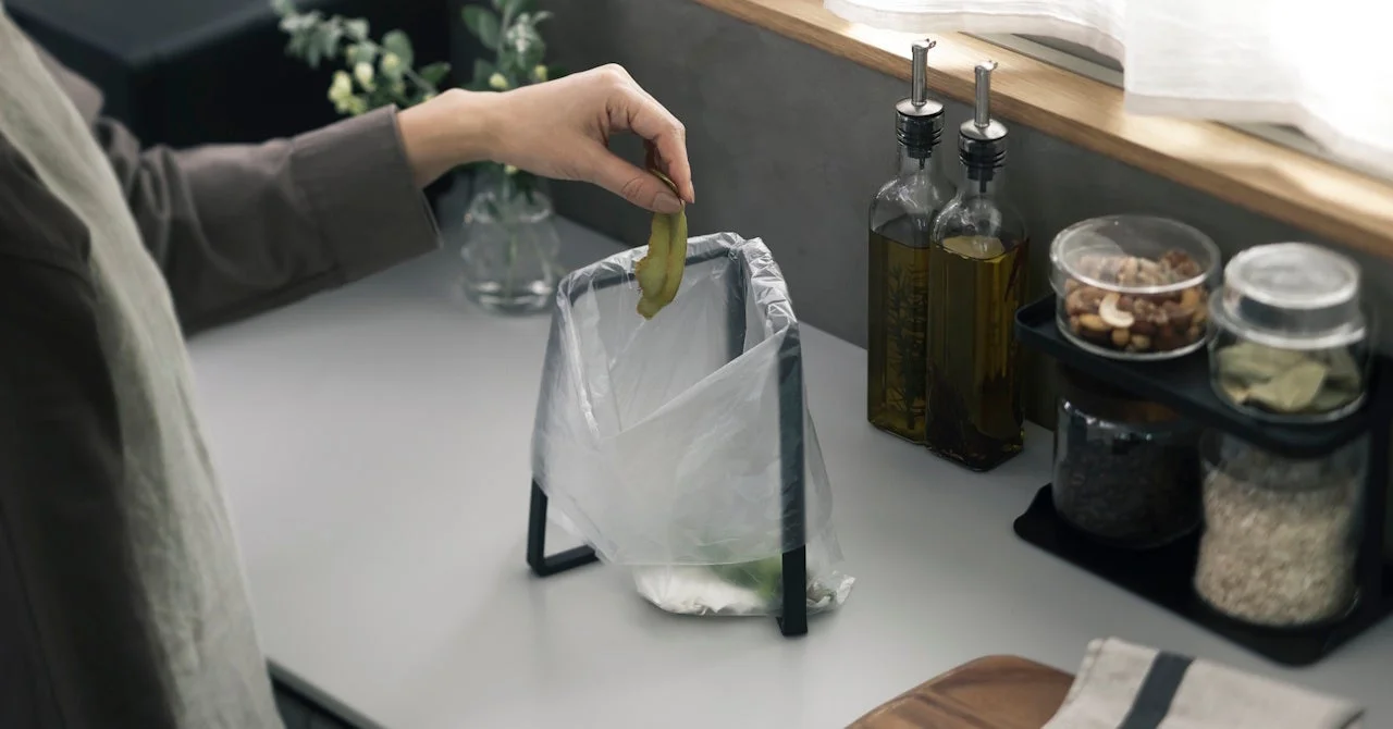 生ごみを捨てる様子