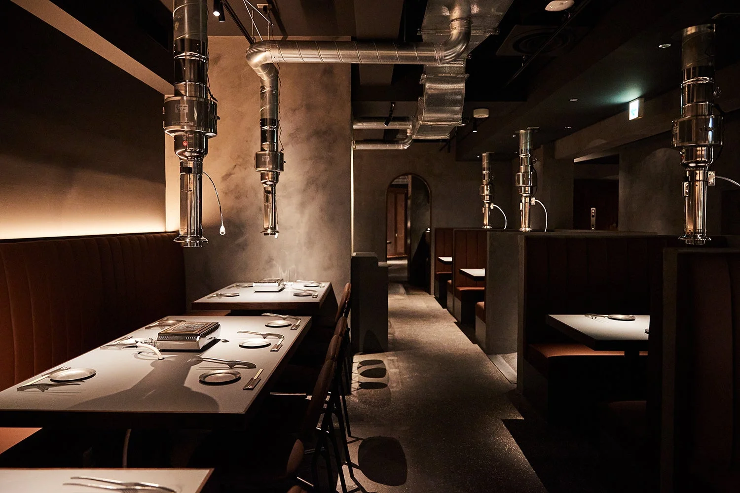焼肉店、レストラン、モダン、インテリア、ダイニング、おしゃれ、落ち着いた雰囲気、夜、テーブル、ソファ席、ダクト、飲食店