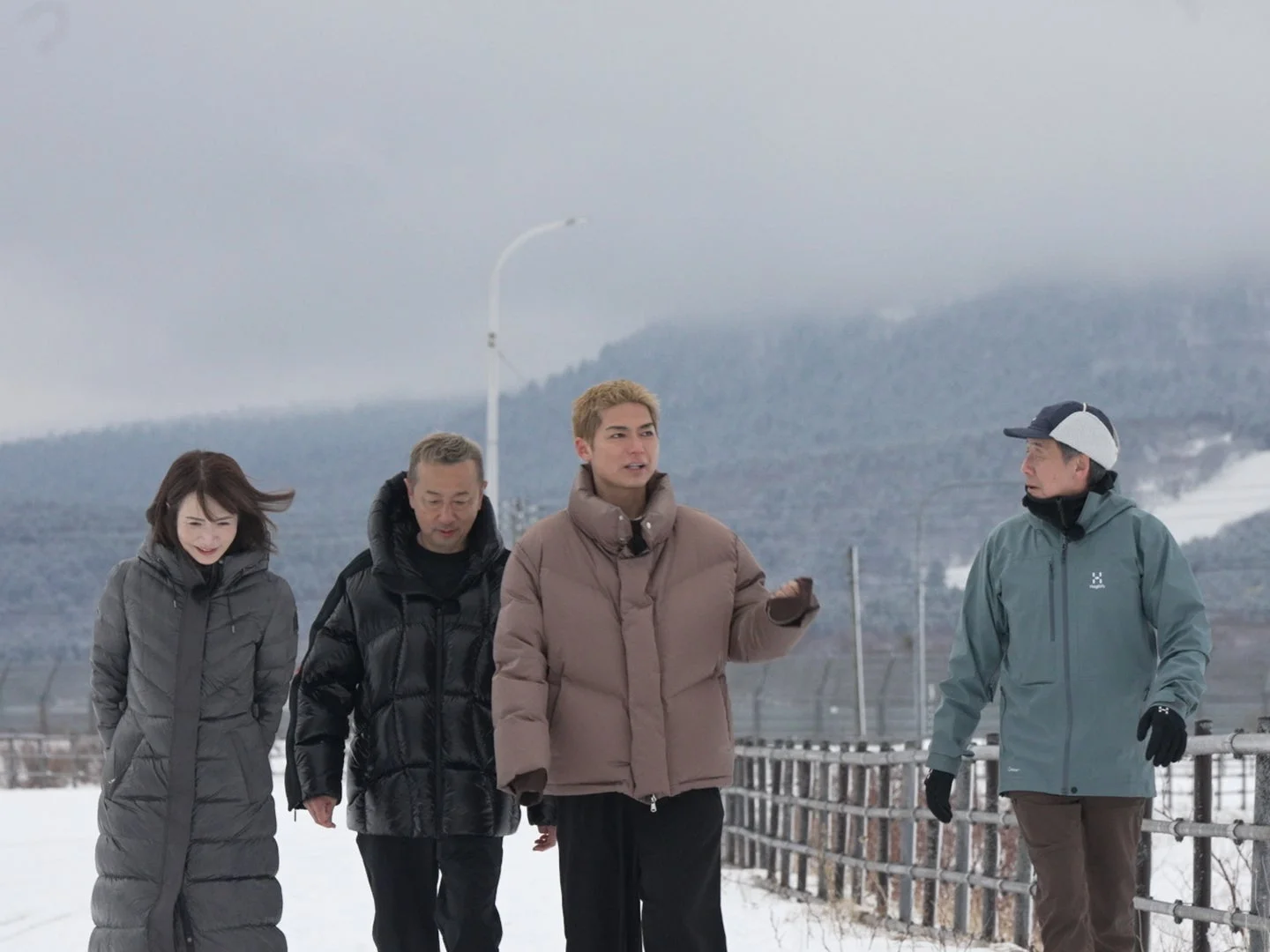 雪が積もった屋外を歩く人々