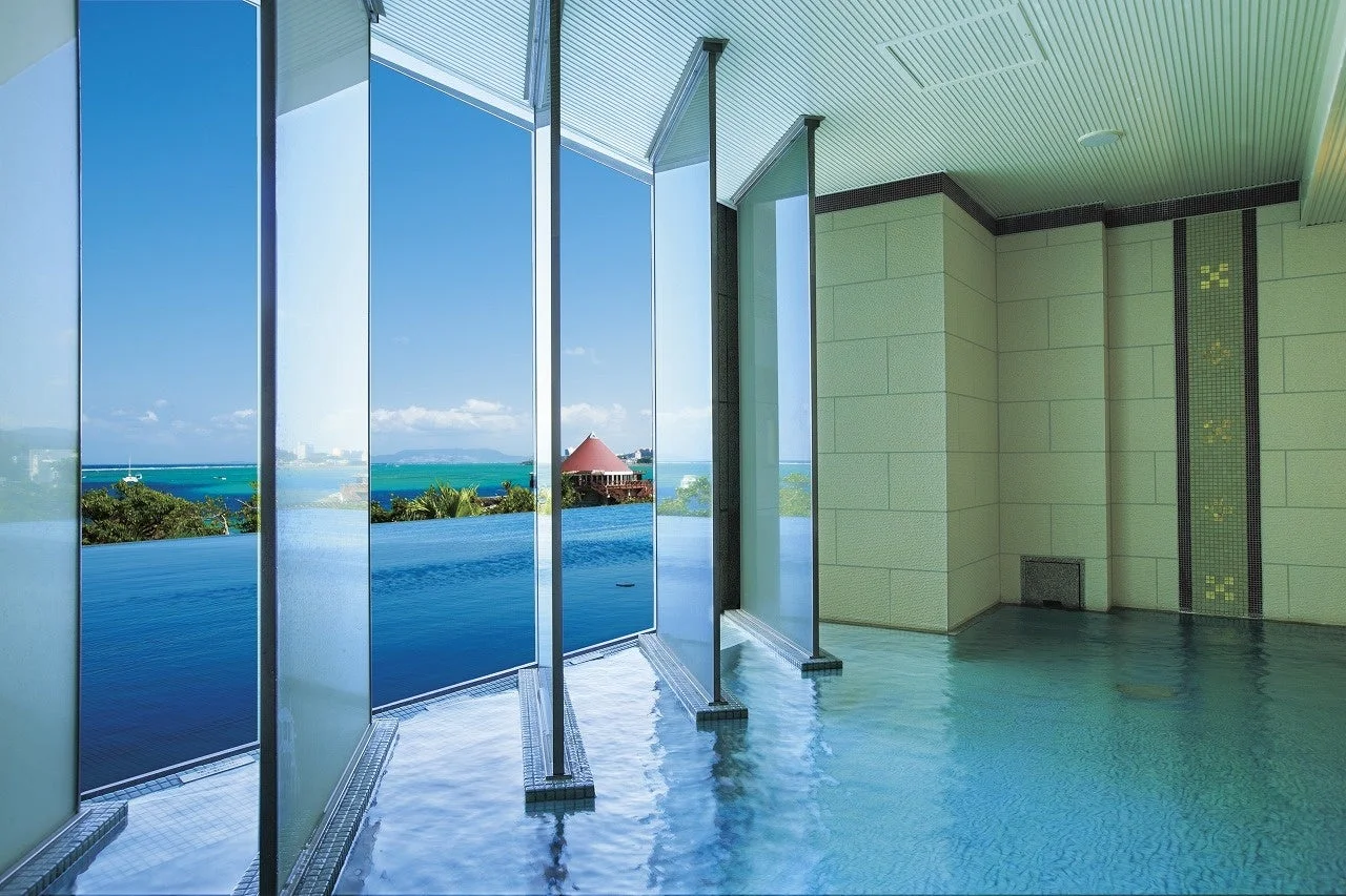 海を一望できる屋内プール