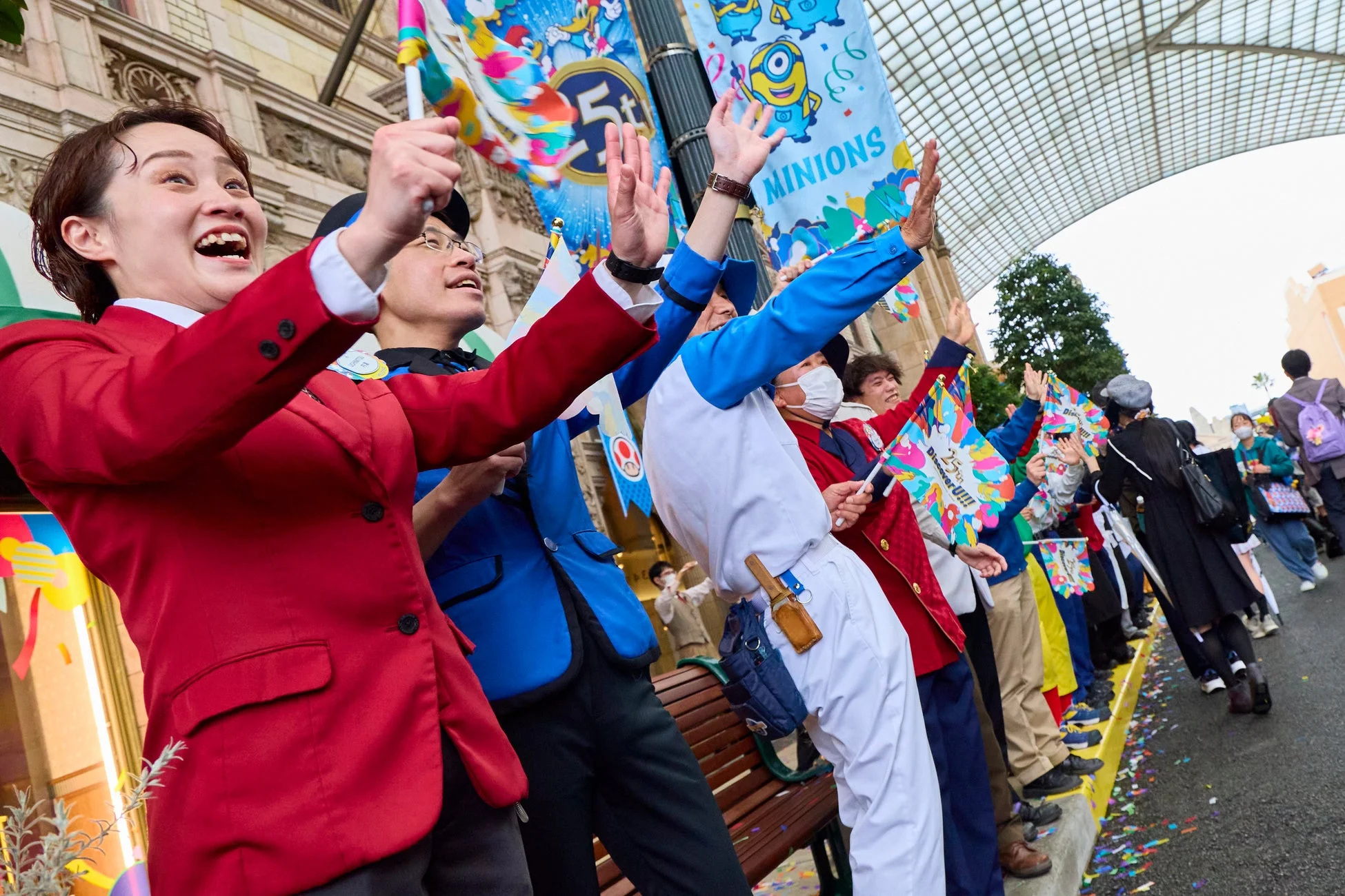 25周年を祝う旗を振るスタッフ