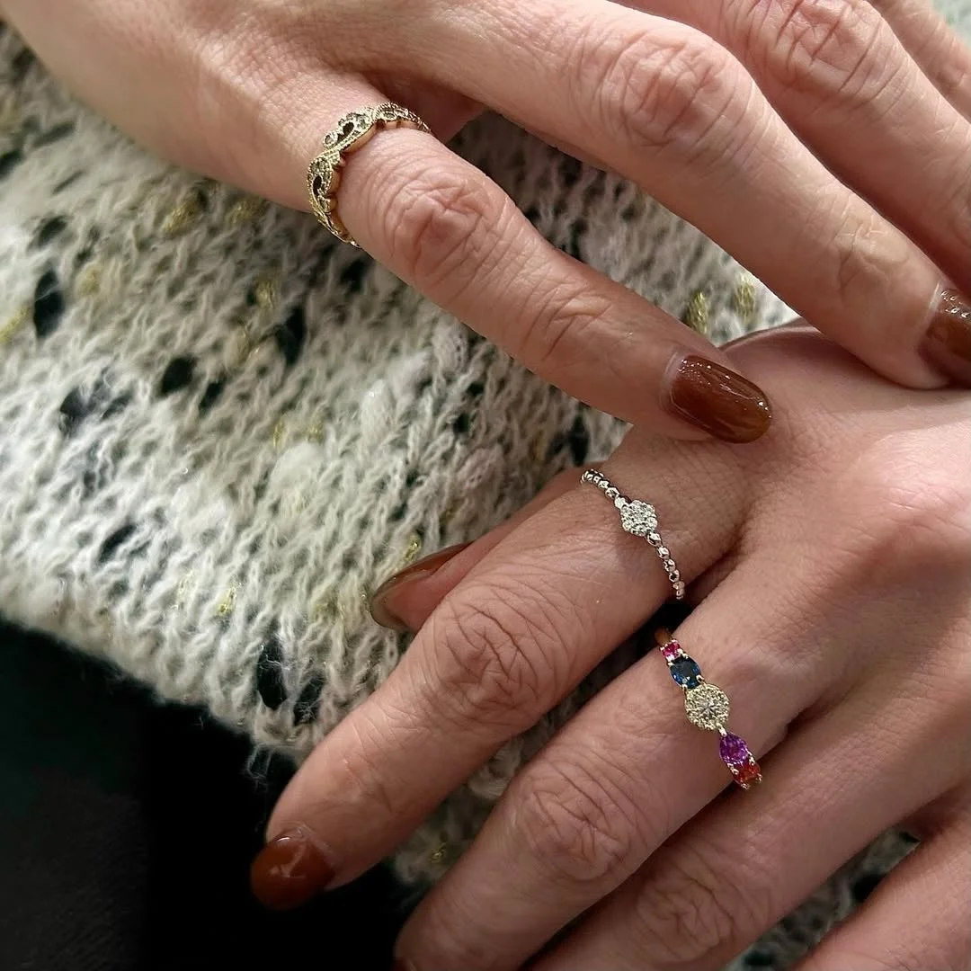 複数のリングをつけた手元