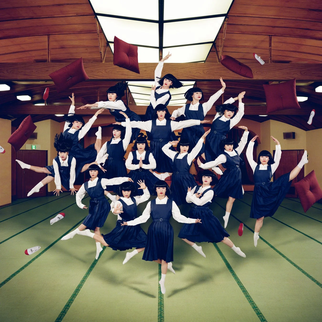 和室でパフォーマンスを行うアバンギャルディ