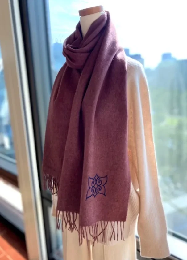 フラワーの刺繍が施されたワインレッドのスカーフ