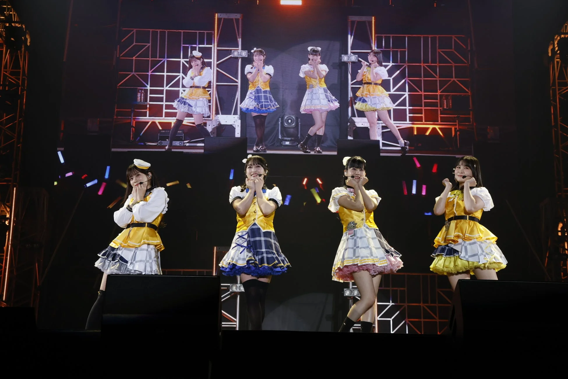 ステージでパフォーマンスする虹ヶ咲学園スクールアイドル同好会のメンバー