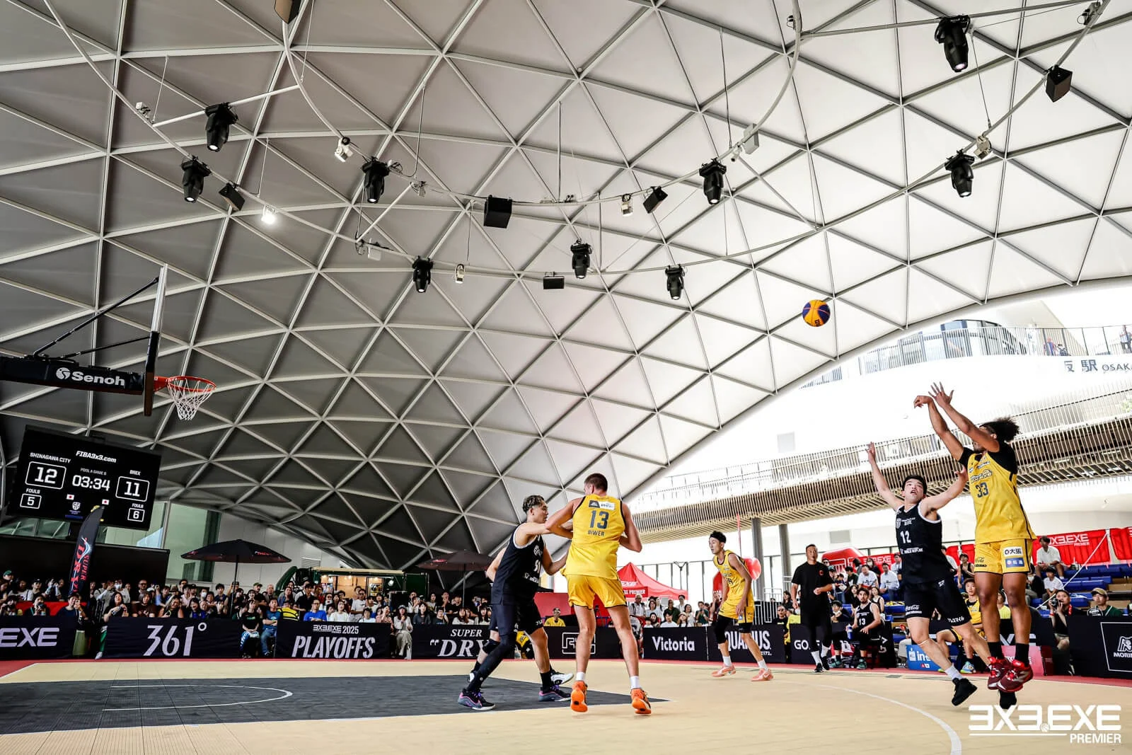 グラングリーン大阪での3x3バスケットボール試合風景