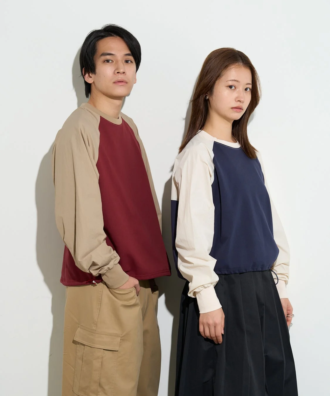 B-DAY STORE ラグラン切り替えカットソーを着用したカップルモデル