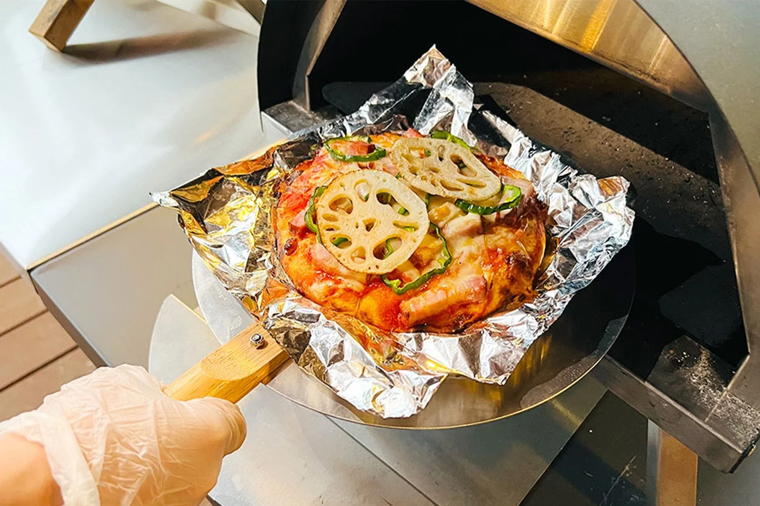 ピザをオーブンに入れる様子