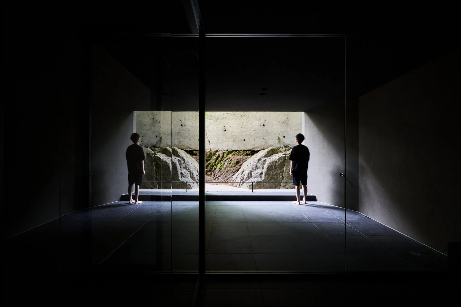 窓から自然を眺める