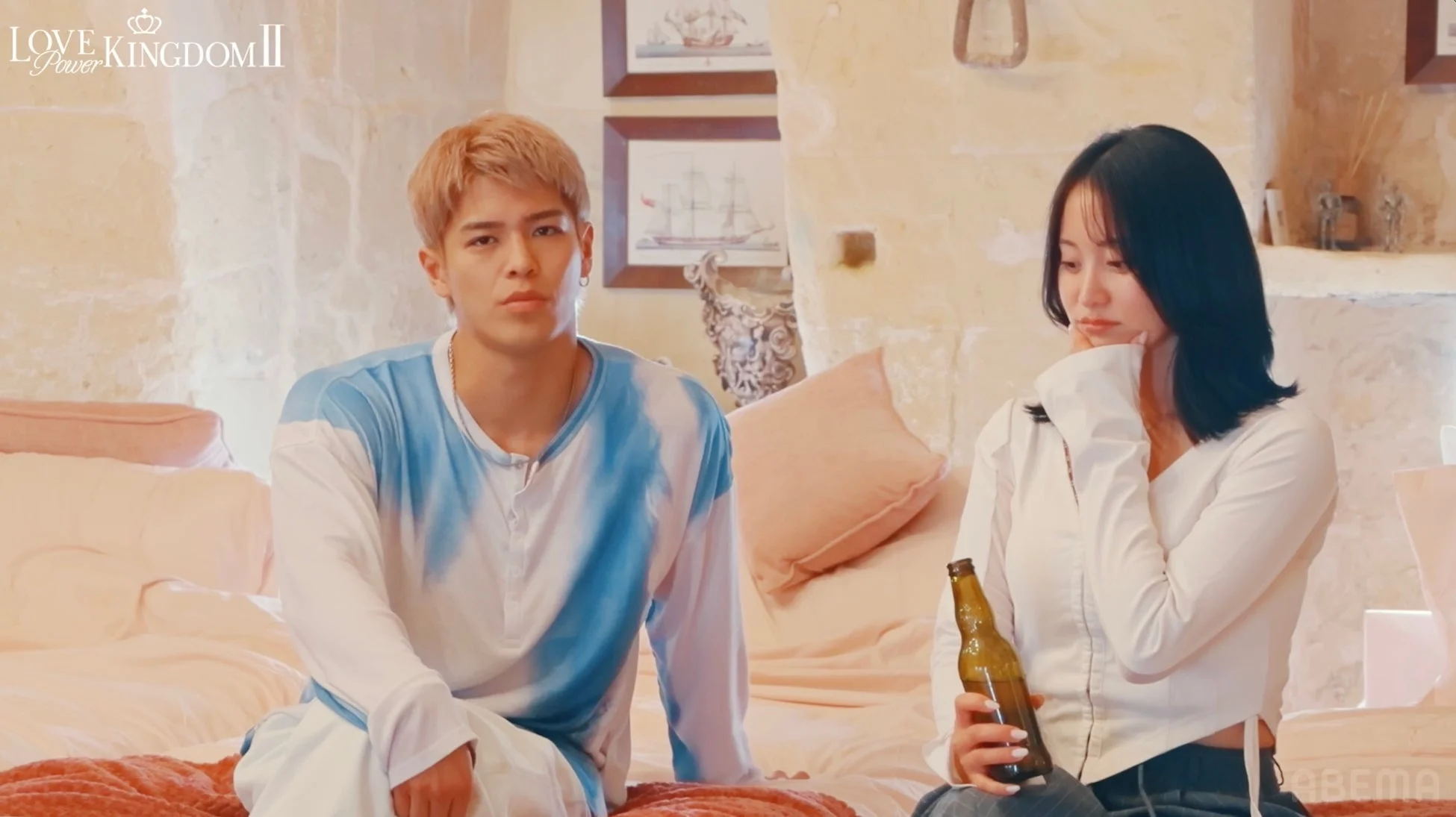 ベッドに座る若い男女