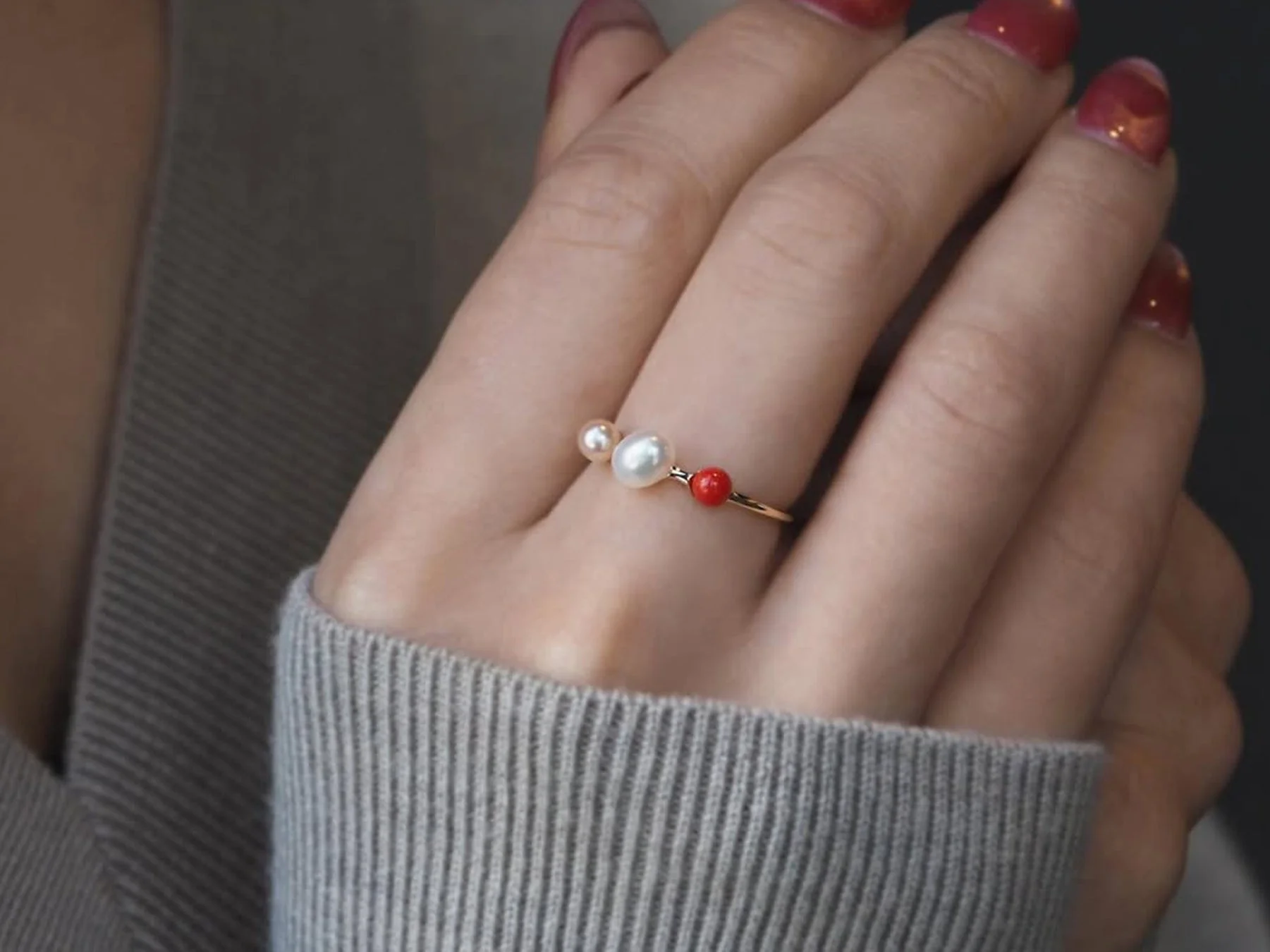 指にリングをつけた手元