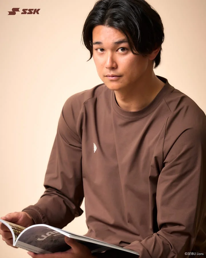 雑誌を持つ男性