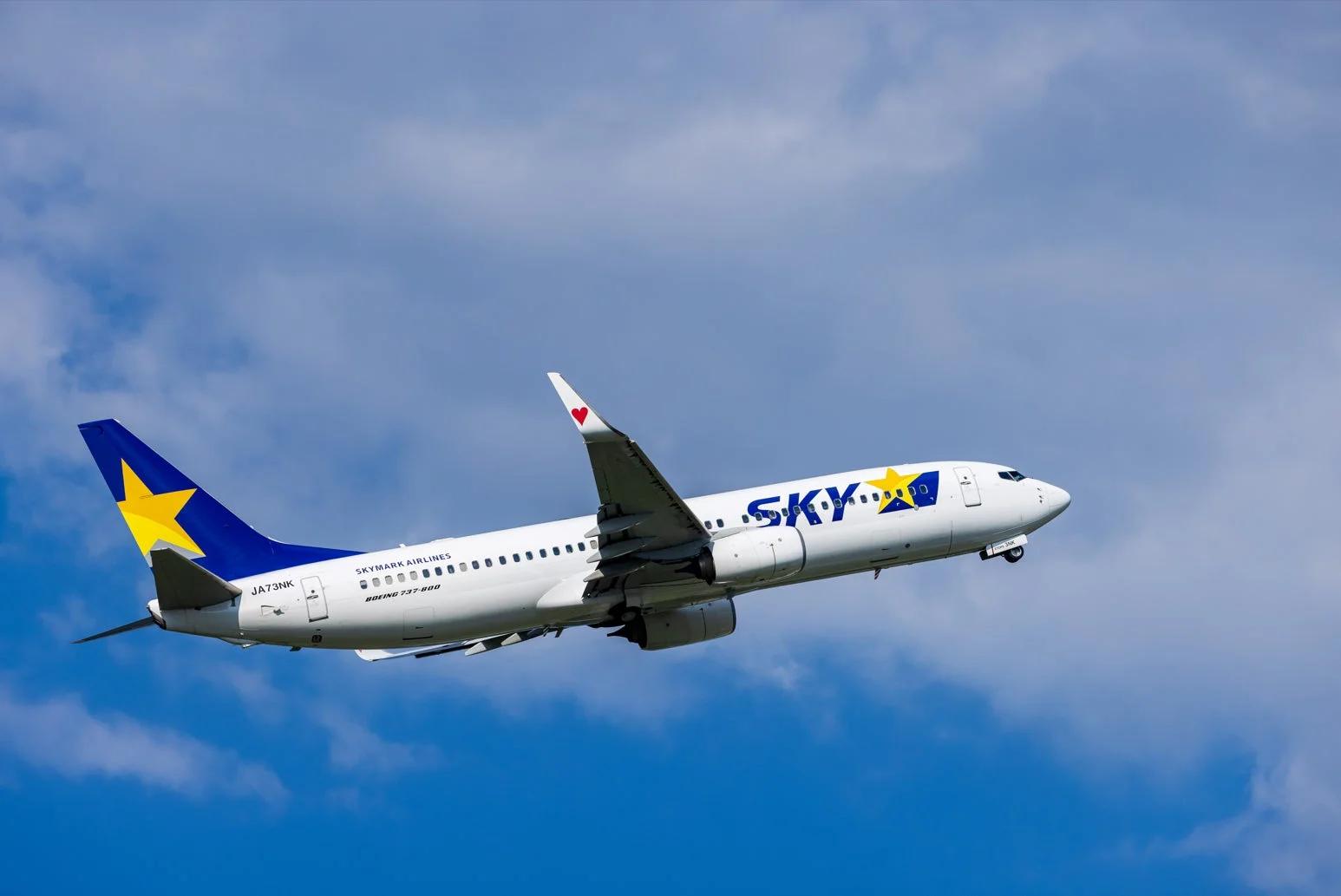 青空を飛ぶスカイマークの飛行機