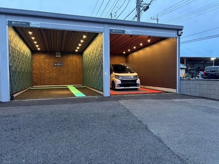 スポットライトで照らされたモダンなガレージ