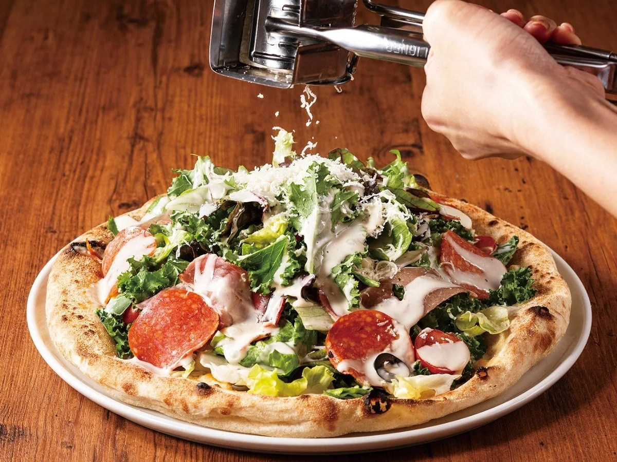 生ハム・ペパロニのガーデンサラダピッツァ