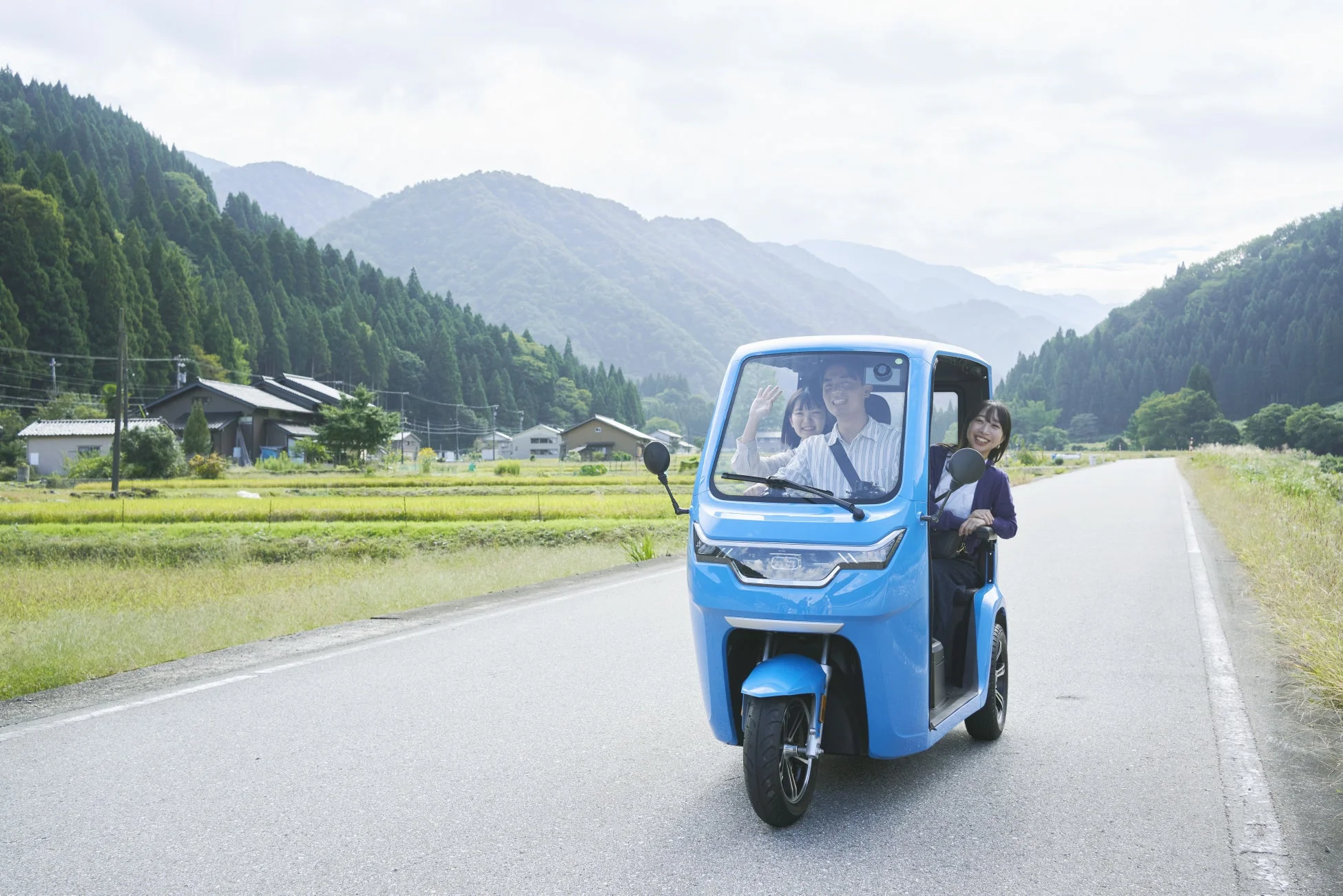 電動三輪車でカップルがドライブ