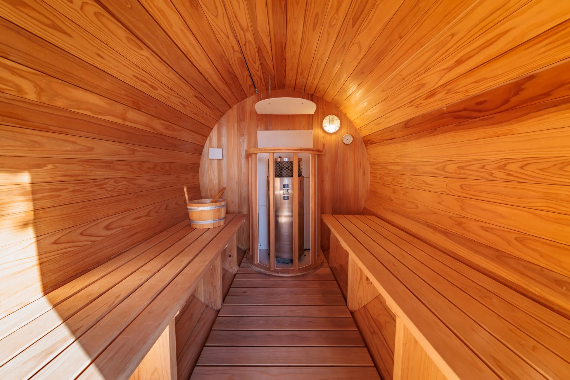 木製の温かい雰囲気のバレルサウナの内部