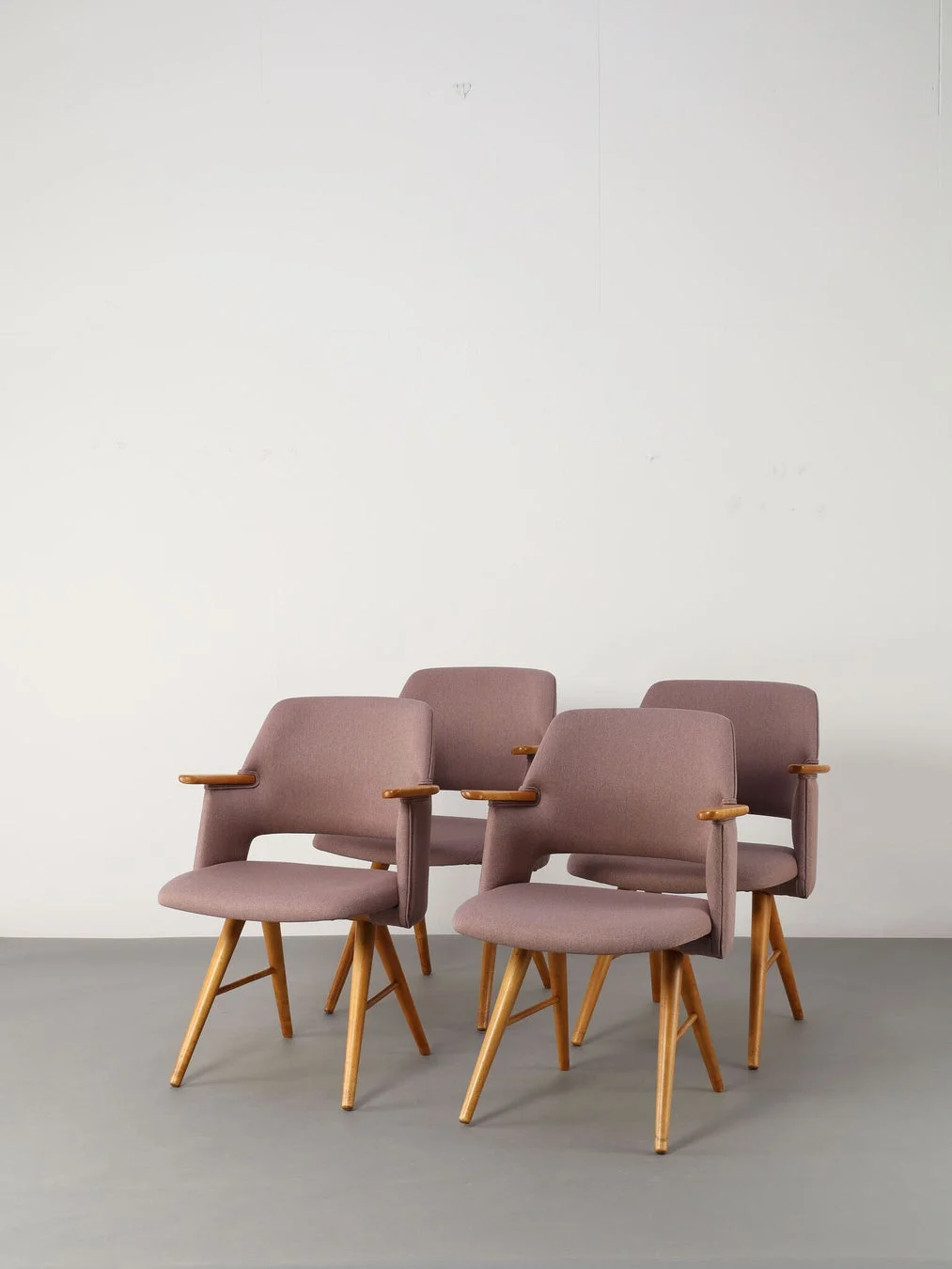 モダンなデザインのファブリック張りの椅子が4脚並んだ様子
