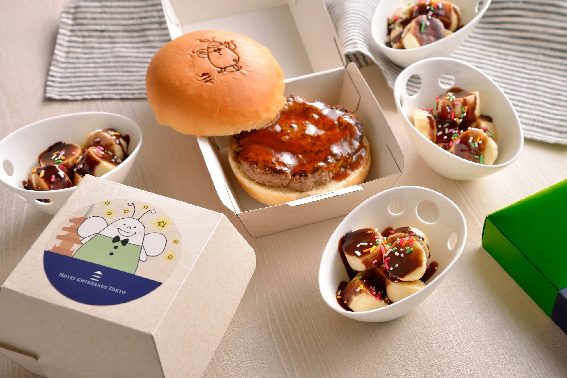 ほたる支配人刻印入りハンバーガーとチョコバナナ