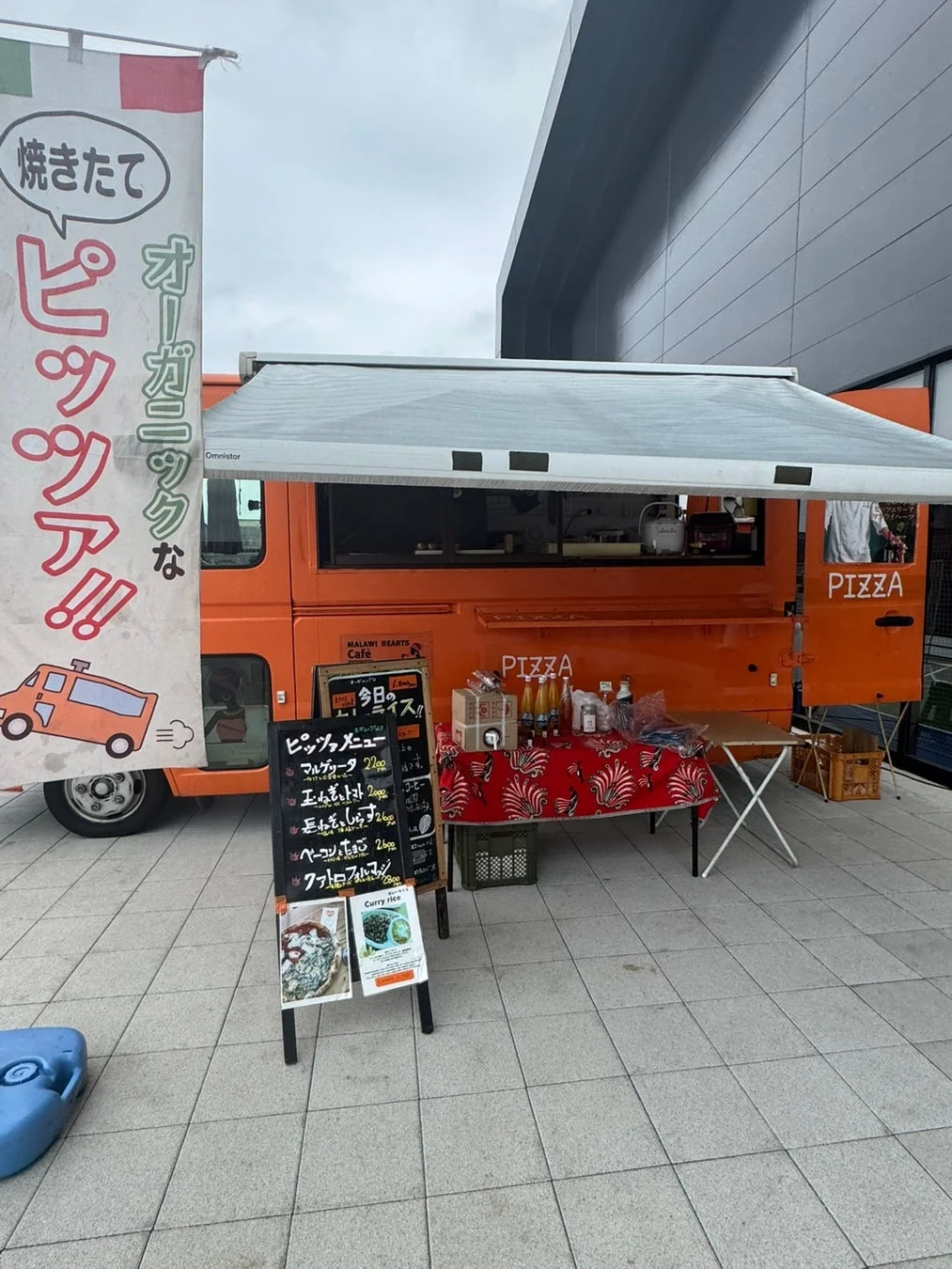 フードトラックで販売されるオーガニックピザ